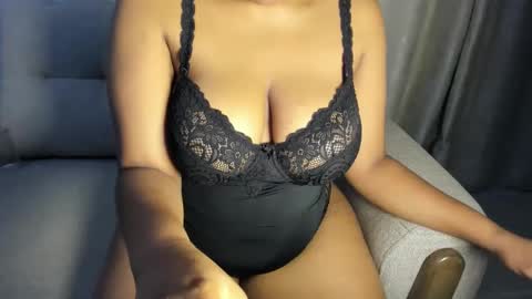 Snapshot of esmeray_ chatting on 10/02/25, 11:45 Esme online show from 10/02/25, 11:45