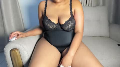 Snapshot of esmeray_ chatting on 10/06/25, 10:29 Esme online show from 10/06/25, 10:29