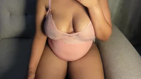 Snapshot of esmeray_ chatting on 11/08/25, 10:19 Esme online show from 11/08/25, 10:19