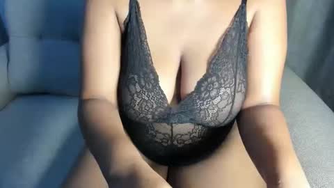 Snapshot of esmeray_ chatting on 11/12/25, 11:14 Esme online show from 11/12/25, 11:14