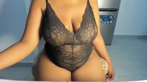 Snapshot of esmeray_ chatting on 12/19/25, 04:14 Esme online show from 12/19/25, 04:14