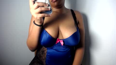 Snapshot of esmeray_ chatting on 05/23/26, 08:51 Esme online show from 05/23/26, 08:51