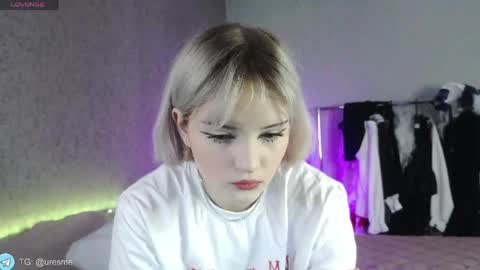 Snapshot of esmevelvet chatting on 05/17/26, 12:23 Esme online show from 05/17/26, 12:23
