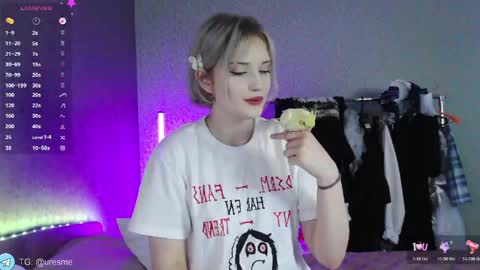 Snapshot of esmevelvet chatting on 05/18/26, 12:00 Esme online show from 05/18/26, 12:00