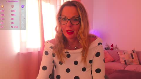 Snapshot of esmimilf chatting on 01/04/25, 01:31 Esmi online show from 01/04/25, 01:31