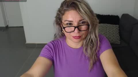 Snapshot of esperanza86_ chatting on 02/11/25, 11:44 Juliana online show from 02/11/25, 11:44