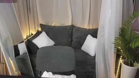 Snapshot of essensual_ chatting on 04/30/26, 02:07 Ava online show from 04/30/26, 02:07