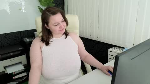 Snapshot of essensual_ chatting on 05/01/26, 02:16 Ava online show from 05/01/26, 02:16