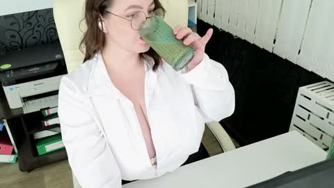 Snapshot of essensual_ chatting on 05/05/26, 01:46 Ava online show from 05/05/26, 01:46