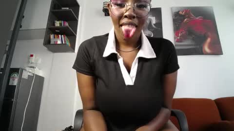 Snapshot of essy200 chatting on 06/20/26, 10:40 essy200 online show from 06/20/26, 10:40
