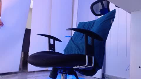 Snapshot of esteban_de_louise chatting on 03/08/25, 06:47 ESTEBAN online show from 03/08/25, 06:47