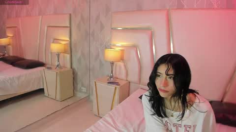 Snapshot of esthervalliere chatting on 04/06/26, 01:45 online show from 04/06/26, 01:45