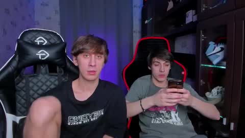 Snapshot of esthetics_boys chatting on 02/16/25, 12:52 LOUIS online show from 02/16/25, 12:52