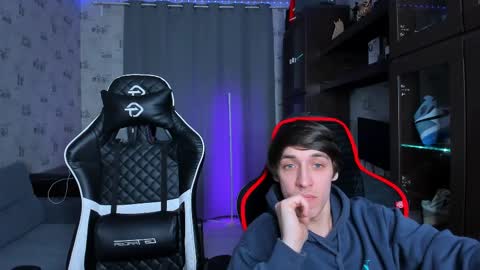 Snapshot of esthetics_boys chatting on 02/21/25, 11:10 LOUIS online show from 02/21/25, 11:10