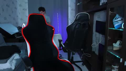 Snapshot of esthetics_boys chatting on 02/25/25, 09:09 LOUIS online show from 02/25/25, 09:09