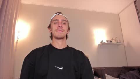 Snapshot of esthetics_boys chatting on 09/16/25, 03:29 LOUIS online show from 09/16/25, 03:29