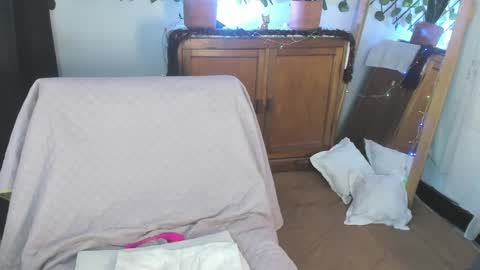 Snapshot of estrellah__ chatting on 12/27/24, 05:52 - E S T R E L L A  M I L F - online show from 12/27/24, 05:52