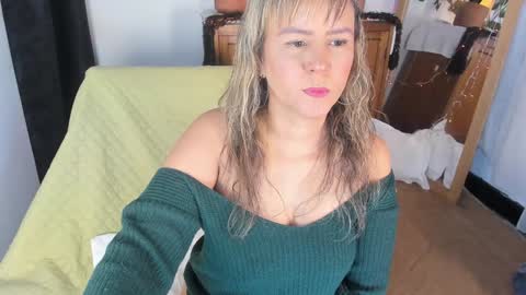 Snapshot of estrellah__ chatting on 12/28/24, 04:08 - E S T R E L L A  M I L F - online show from 12/28/24, 04:08