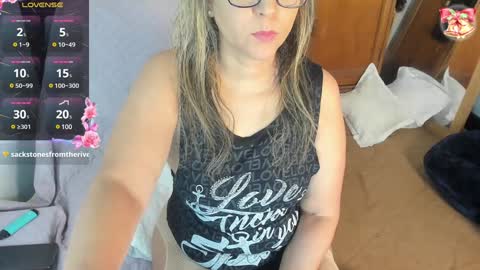 Snapshot of estrellah__ chatting on 01/18/25, 04:48 - E S T R E L L A  M I L F - online show from 01/18/25, 04:48