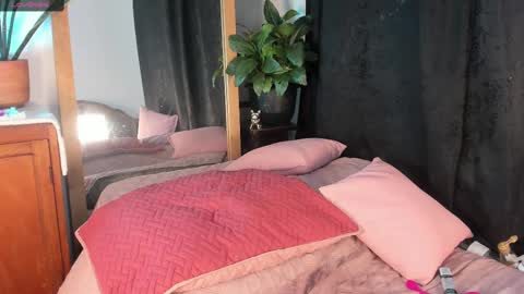 Snapshot of estrellah__ chatting on 02/15/25, 01:05 - E S T R E L L A  M I L F - online show from 02/15/25, 01:05