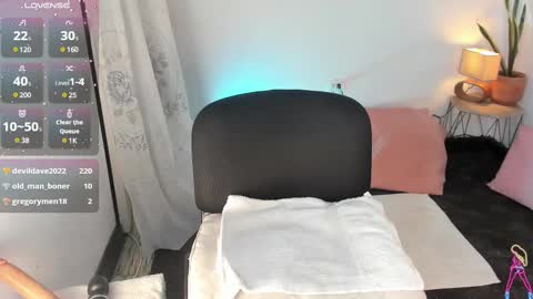 Snapshot of estrellah__ chatting on 02/16/25, 04:20 - E S T R E L L A  M I L F - online show from 02/16/25, 04:20