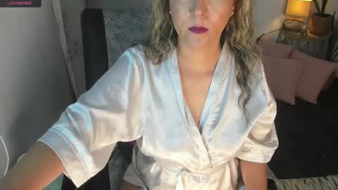 Snapshot of estrellah__ chatting on 02/25/25, 07:20 - E S T R E L L A  M I L F - online show from 02/25/25, 07:20