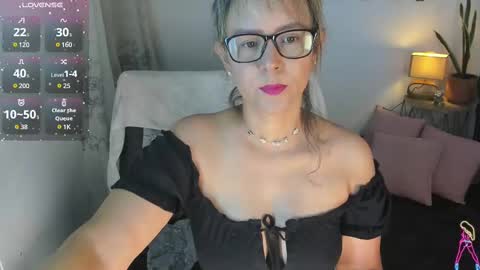 Snapshot of estrellah__ chatting on 02/26/25, 09:10 - E S T R E L L A  M I L F - online show from 02/26/25, 09:10