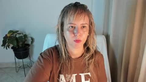 Snapshot of estrellah__ chatting on 10/05/25, 04:11 - E S T R E L L A  M I L F - online show from 10/05/25, 04:11