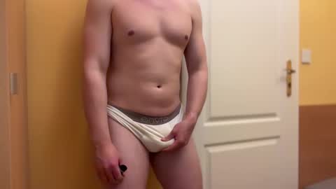 Snapshot of etat_on chatting on 05/07/26, 01:00 Tom online show from 05/07/26, 01:00