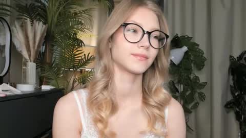 Snapshot of eternity_cuite chatting on 09/12/25, 05:51 Natalie online show from 09/12/25, 05:51