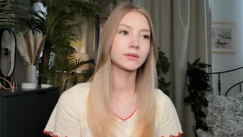 Snapshot of eternity_cuite chatting on 09/14/25, 05:39 Natalie online show from 09/14/25, 05:39