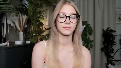 Snapshot of eternity_cuite chatting on 09/24/25, 05:44 Natalie online show from 09/24/25, 05:44