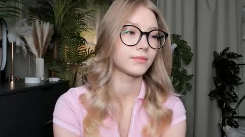Snapshot of eternity_cuite chatting on 09/25/25, 05:44 Natalie online show from 09/25/25, 05:44