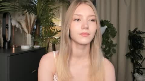 Snapshot of eternity_cuite chatting on 09/27/25, 05:45 Natalie online show from 09/27/25, 05:45