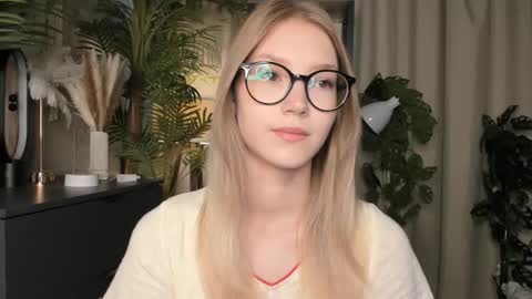 Snapshot of eternity_cuite chatting on 09/28/25, 05:57 Natalie online show from 09/28/25, 05:57
