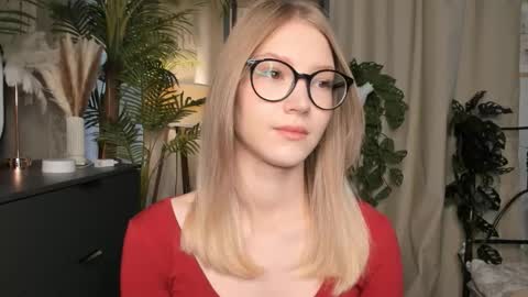 Snapshot of eternity_cuite chatting on 10/12/25, 05:50 Natalie online show from 10/12/25, 05:50