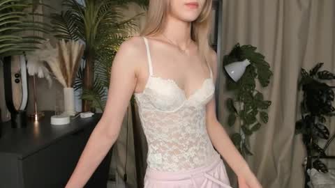 Snapshot of eternity_cuite chatting on 10/15/25, 06:02 Natalie online show from 10/15/25, 06:02