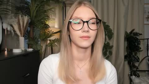 Snapshot of eternity_cuite chatting on 10/16/25, 04:57 Natalie online show from 10/16/25, 04:57