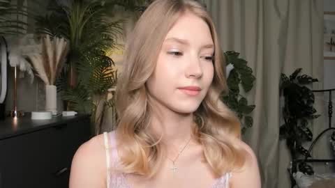 Snapshot of eternity_cuite chatting on 10/17/25, 05:43 Natalie online show from 10/17/25, 05:43