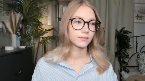 Snapshot of eternity_cuite chatting on 10/18/25, 05:43 Natalie online show from 10/18/25, 05:43