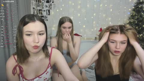 Veronica Tiia Lilith left to right online show from 12/30/24, 01:26