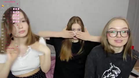 Veronica Tiia Lilith left to right online show from 02/20/25, 01:57