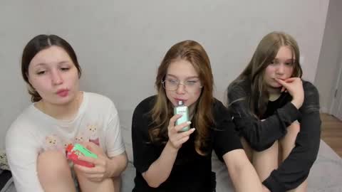 Veronica Tiia Lilith left to right online show from 02/22/25, 06:39