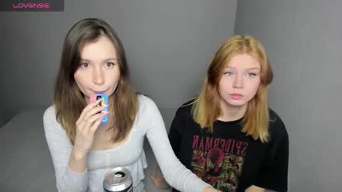 Veronica Tiia Lilith left to right online show from 10/22/25, 02:06