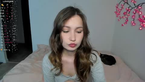 Veronica Tiia Lilith left to right online show from 04/16/26, 07:14