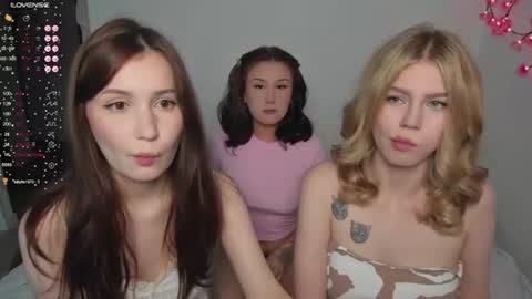 Snapshot of eumomino chatting on 07/08/26, 07:51 Veronica Tiia Lilith left to right online show from 07/08/26, 07:51