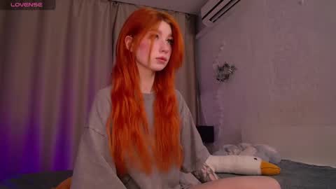 Snapshot of evaa_moonn_ chatting on 01/19/25, 04:01 Eva online show from 01/19/25, 04:01