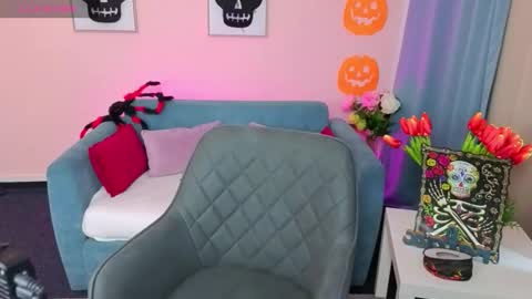 Snapshot of evafolverr chatting on 10/26/25, 07:03 Eva online show from 10/26/25, 07:03