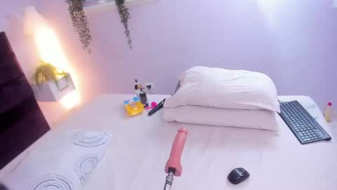 Snapshot of evahalston chatting on 09/10/25, 12:10 evahalston online show from 09/10/25, 12:10