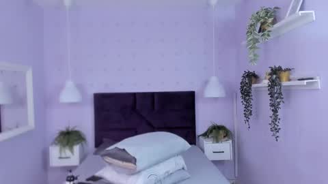 Snapshot of evahalston chatting on 10/20/25, 01:39 evahalston online show from 10/20/25, 01:39